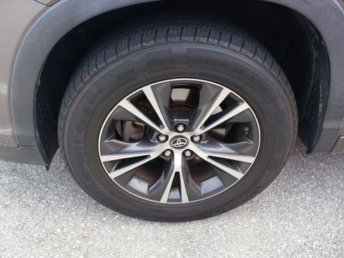 Used 2018 Toyota Highlander LE FWD image 4