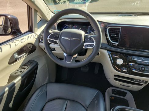 Used 2024 Chrysler Pacifica Select image 18