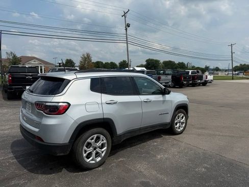 Used 2025 Jeep Compass Latitude AWD/4WD image 7