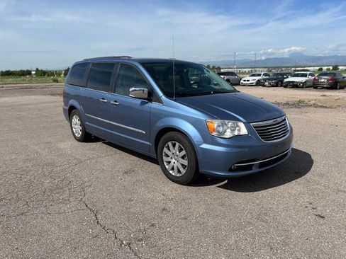 Used 2011 Chrysler Town & Country Touring-L w/ Entertainment Group #2 FWD image 3