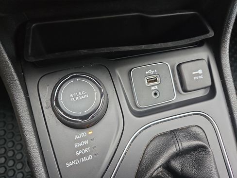 Used 2020 Jeep Cherokee Latitude w/ Cold Weather Group image 28