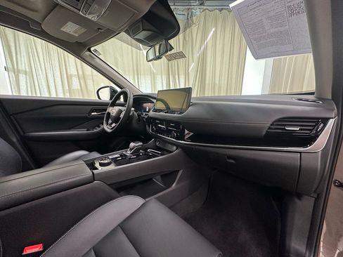 Used 2025 Nissan Rogue SL w/ Tech Package AWD/4WD image 17