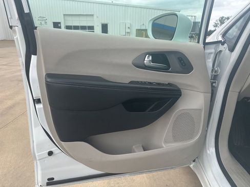 Used 2022 Chrysler Pacifica Touring-L FWD image 6