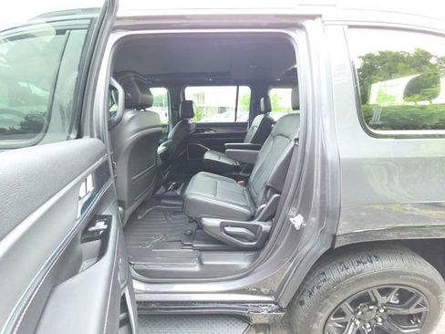 Used 2023 Jeep Wagoneer Series II AWD/4WD image 33
