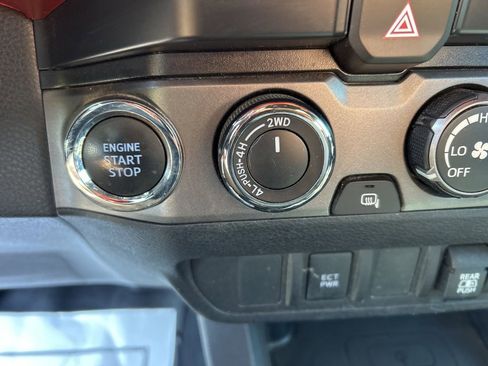 Used 2020 Toyota Tacoma TRD Sport image 12