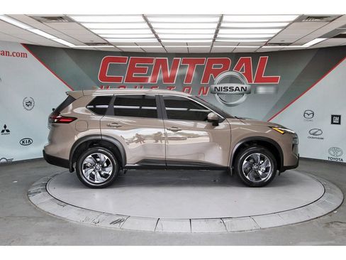 Used 2025 Nissan Rogue SV FWD image 5