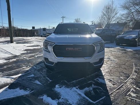 Certified 2022 GMC Terrain SLE w/ Driver Convenience Package image 2