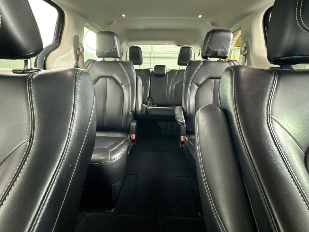 Used 2024 Chrysler Pacifica Touring-L FWD image 16