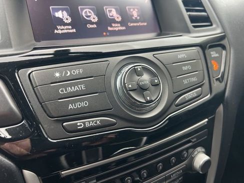 Used 2018 Nissan Pathfinder SV image 18