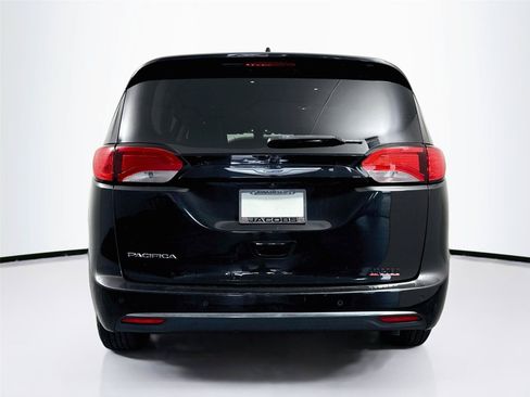 Used 2017 Chrysler Pacifica Touring-L FWD image 4