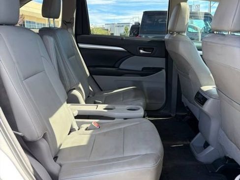 Certified 2018 Toyota Highlander XLE w/ Carpet Mat Package (TMS) AWD/4WD image 10