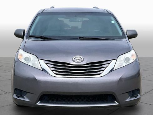 Used 2015 Toyota Sienna LE image 3