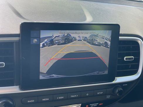 Certified 2025 Hyundai Venue SE image 14