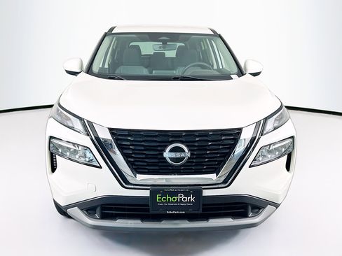 Used 2023 Nissan Rogue SV image 2