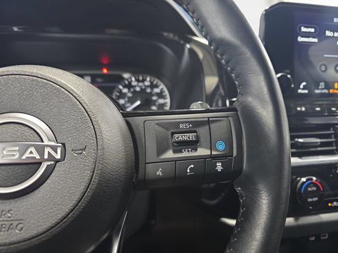 Used 2025 Nissan Pathfinder SL FWD image 18