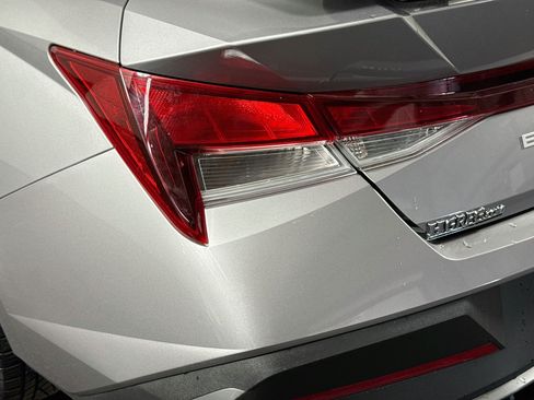 Used 2025 Hyundai Elantra SE FWD image 35