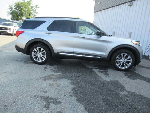 Used 2024 Ford Explorer XLT w/ Equipment Group 202A AWD/4WD image 4