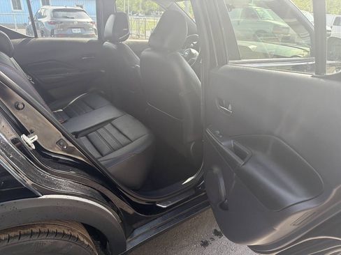 Used 2019 Nissan Kicks SR w/ SR Premium Package FWD image 6