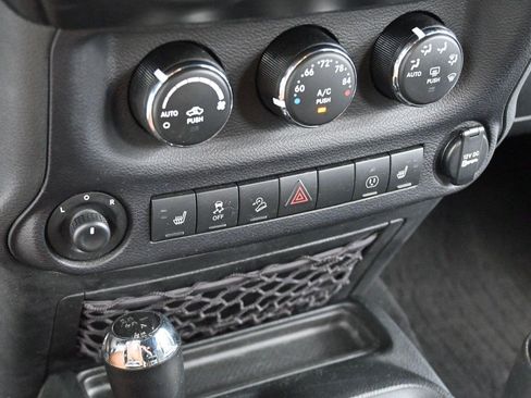 Used 2017 Jeep Wrangler Unlimited Rubicon w/ Connectivity Group AWD/4WD image 23