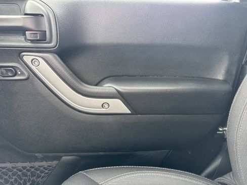 Used 2018 Jeep Wrangler Sahara w/ Connectivity Group image 15