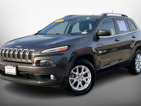 Used 2018 Jeep Cherokee Latitude Plus w/ Comfort/Convenience Group image 2