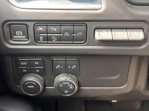 Used 2021 Chevrolet Suburban Premier AWD/4WD image 31
