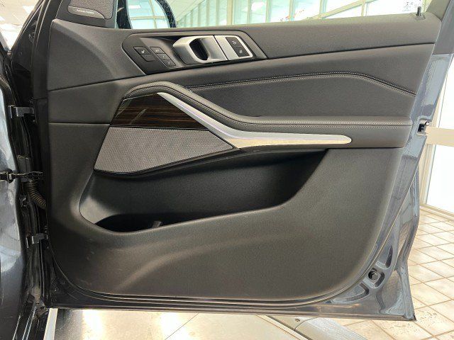 Used 2019 BMW X5 xDrive40i w/ M Sport Package AWD/4WD image 17