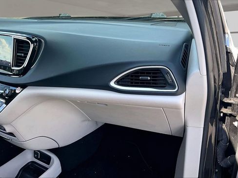 Used 2023 Chrysler Pacifica Touring-L FWD image 25