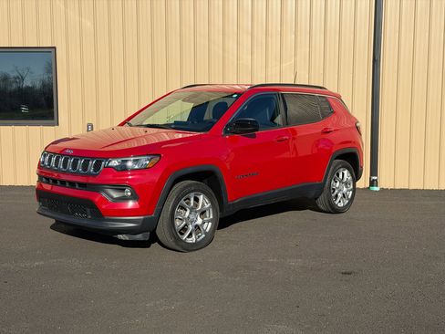 Used 2023 Jeep Compass Latitude image 5