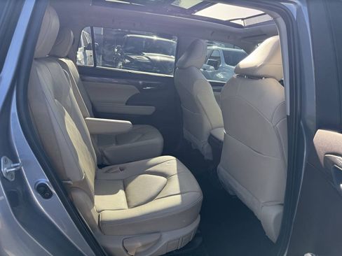Used 2021 Toyota Highlander Platinum AWD/4WD image 17