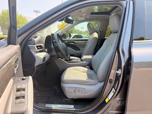 Used 2023 Toyota Highlander Limited FWD image 23
