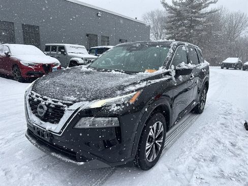 Used 2023 Nissan Rogue SV image 2
