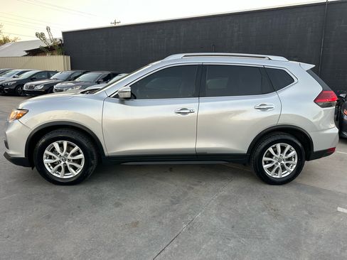 Used 2017 Nissan Rogue SV image 4