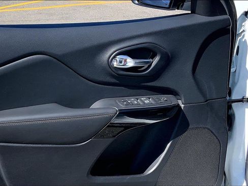 Used 2023 Jeep Cherokee Altitude Lux image 21