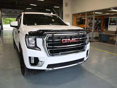 Used 2022 GMC Yukon XL SLT w/ SLT Premium Package AWD/4WD image 3
