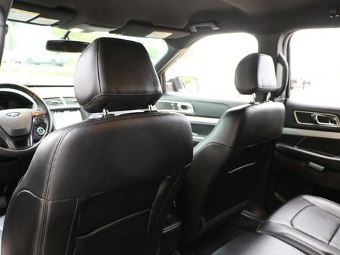 Used 2017 Ford Explorer XLT w/ Equipment Group 202A AWD/4WD image 15