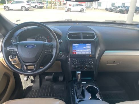 Used 2017 Ford Explorer XLT w/ Equipment Group 202A FWD image 11