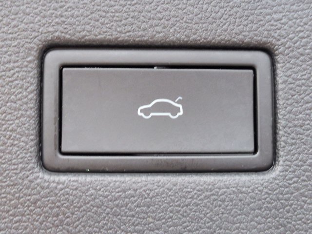 Used 2022 Volkswagen Tiguan SE w/ Panoramic Sunroof Package FWD image 14