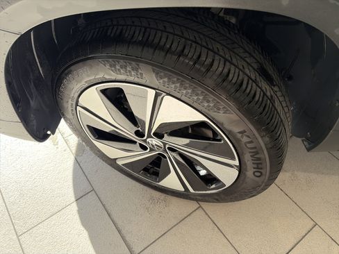 Used 2024 Volkswagen Taos SE w/ Panoramic Sunroof Package image 12