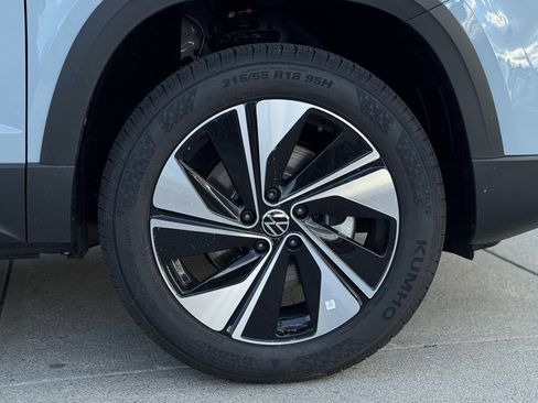 New 2026 Volkswagen Taos SE image 9