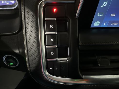 Used 2023 Chevrolet Suburban Premier image 20