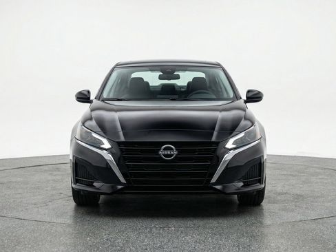 Used 2025 Nissan Altima 2.5 SV image 2