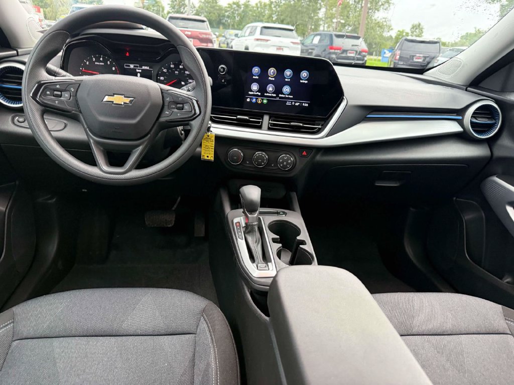 Used 2024 Chevrolet Trax LS w/ LS Convenience Package FWD image 3