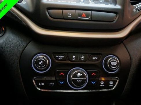 Used 2018 Jeep Cherokee Limited image 18