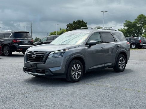 Used 2023 Nissan Pathfinder SL w/ Black Appearance Package FWD image 9