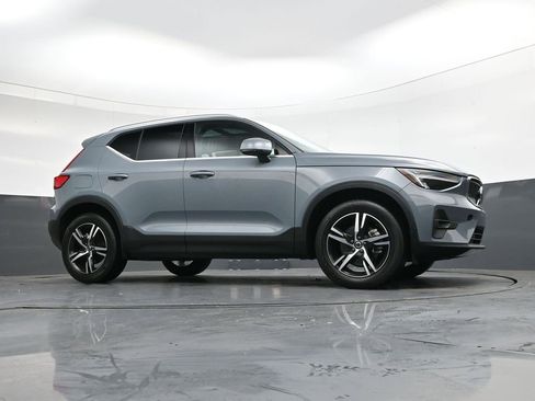 Used 2023 Volvo XC40 B4 Plus image 33