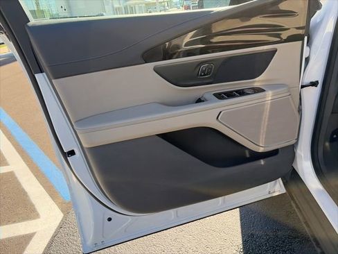 Used 2025 Lincoln Nautilus Premier image 9