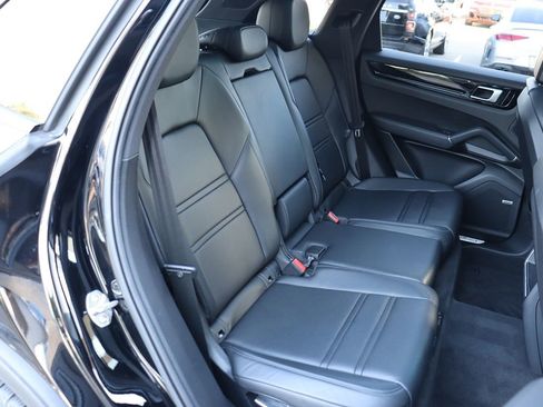 Used 2021 Porsche Cayenne image 44