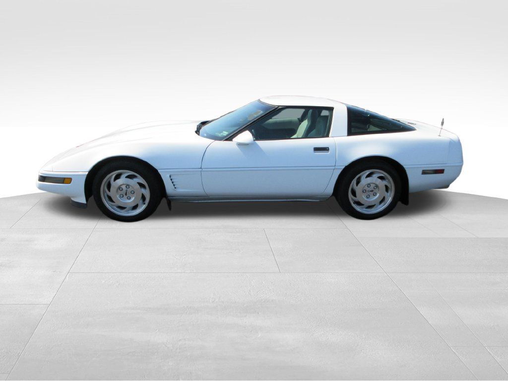 Used 1995 Chevrolet Corvette Coupe RWD image 2