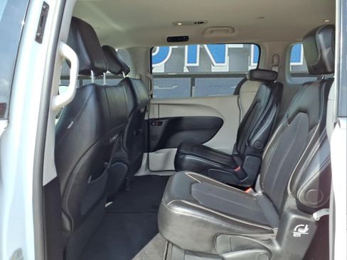 Used 2024 Chrysler Pacifica Touring-L FWD image 11
